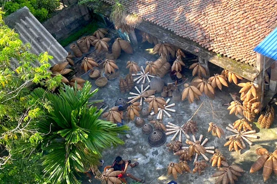 Về Thủ Sỹ học vót nan, đan đó