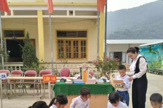 Mang chữ cho trò ở trường bán trú vùng biên