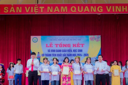 Cô giáo hai mươi năm đi qua gian khó nơi cực Tây Tổ quốc