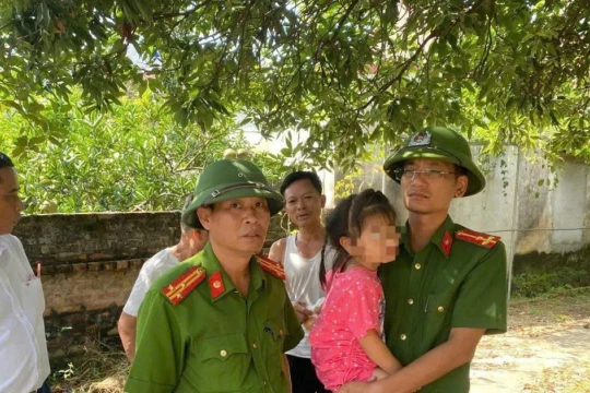 Công an Bắc Ninh giải cứu bé gái 4 tuổi bị cha ruột dọa treo cổ