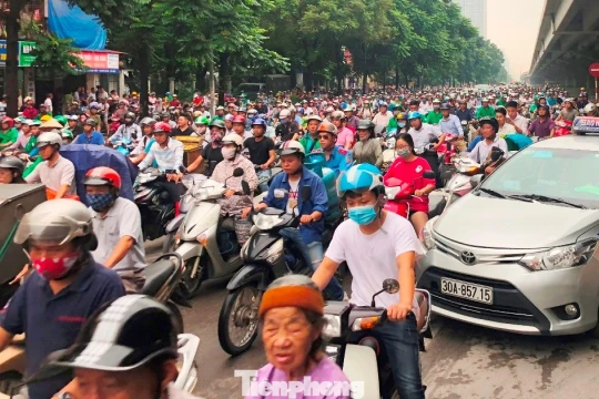 Đề xuất người dân Hà Nội đi làm, đi học lệch khung giờ để giảm ùn tắc