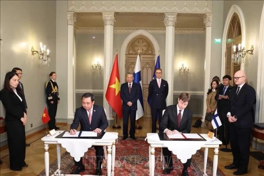 Tổng Bí thư Tô Lâm và Tổng tahống Phần Lan chứng kiến Lễ ký kết các văn kiện