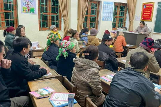 Mang lớp học xóa mù chữ đến tận nhà