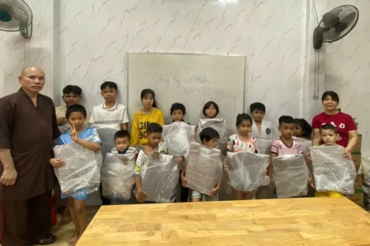 Lớp học xóa mù chữ của trẻ nghèo nơi phố thị