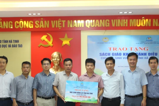 Trao tặng sách giáo khoa miễn phí cho học sinh vùng lũ tại Hà Tĩnh
