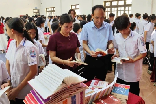 Nhiều bộ sách giáo khoa: Thực tế đa chiều