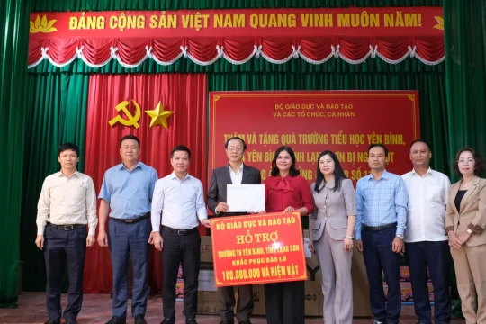 Thứ trưởng Phạm Ngọc Thưởng thăm, hỗ trợ khắc phục bão lũ tại Lạng Sơn