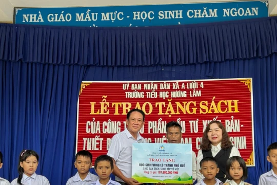 Trao tặng gần 9.000 sách giáo khoa và vở viết cho học sinh vùng lũ TP Huế