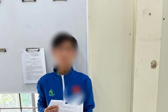Học sinh tự nguyện giao nộp lại pô độ xe máy sau khi được tuyên truyền về ATGT