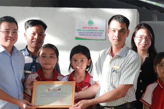 Bàn giao 2 công trình vệ sinh cho trường học vùng khó ở Đắk Lắk