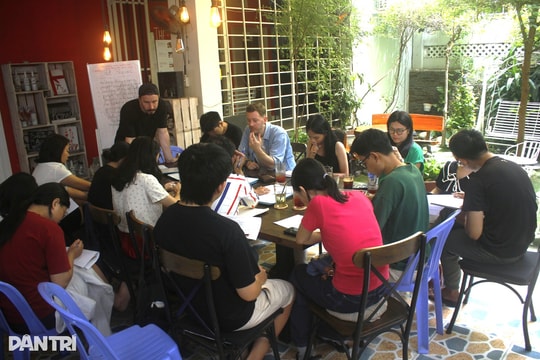 Đến quán cà phê nơi giới trẻ Sài Gòn “nói đủ thứ tiếng”