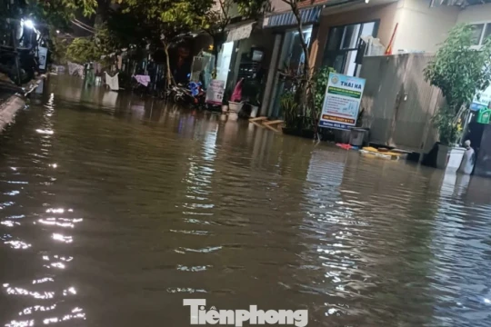 Nước ‘bủa vây’ khu dân cư Đà Nẵng trong đêm