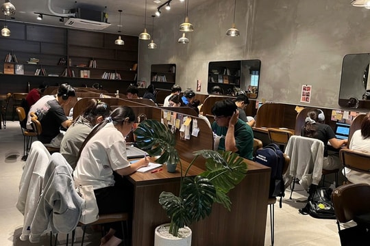 Sinh viên 3h đi cà phê, “cắm trại” xuyên đêm để học