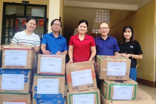 Trao tri thức, gửi niềm tin đến học sinh vùng lũ Thanh Hóa