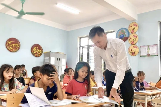 Người thầy 16 năm cần mẫn đi tìm 'mùa vàng' nơi thượng nguồn sông Son