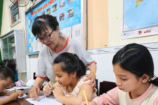Cô giáo về hưu gần một thập kỷ gieo chữ miễn phí