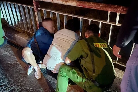 Thanh niên cầm dao đe dọa người ngăn cản mình nhảy cầu Chương Dương tự tử