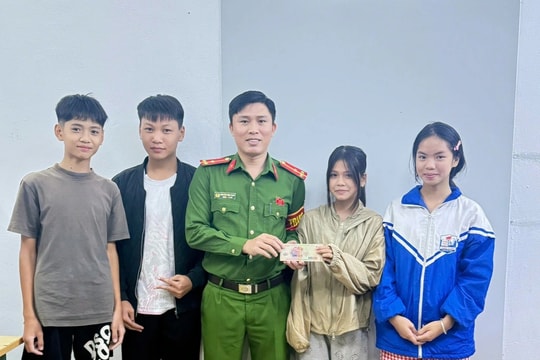 Nhặt được 20 triệu đồng, 4 học sinh đến ngay trụ sở công an xã