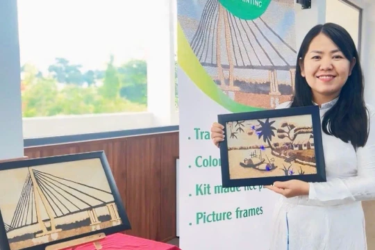 Cô giáo gửi hồn quê vào tranh gạo