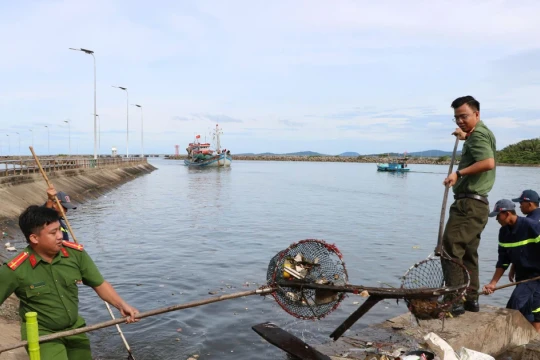 Tuổi trẻ Công an An Giang và đặc khu Phú Quốc ra quân vệ sinh môi trường
