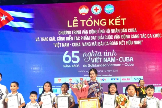 Bàn tay học trò vẽ yêu thương, hữu nghị