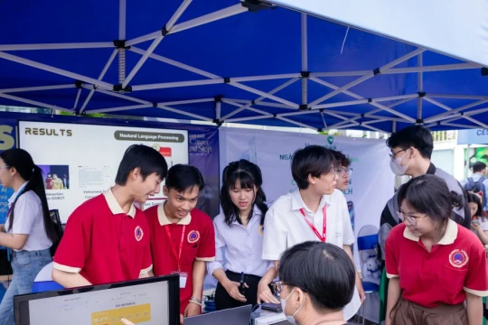 2.000 bạn trẻ tìm hiểu cơ hội việc làm lĩnh vực công nghệ, tài chính, logistics 2.000 bạn trẻ tìm hiểu cơ hội việc làm lĩnh vực công nghệ, tài chính, logistics