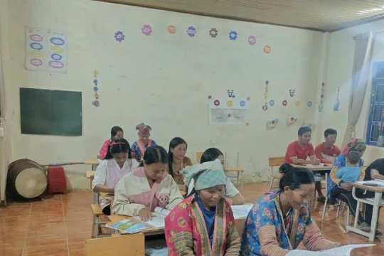 'Thắp lửa hi vọng' tại lớp xóa mù chữ cho người dân vùng cao