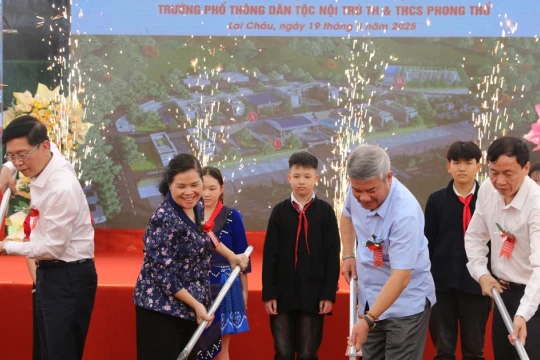 Ngôi trường nội trú và khát vọng gieo chữ ở vùng biên Phong Thổ