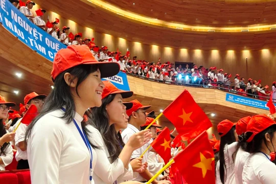 Hàng ngàn học sinh chuyên Quốc Học Huế tưng bừng cổ vũ Olympia