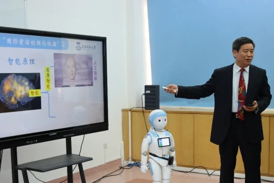Robot trong lớp học: Xu hướng tất yếu, thách thức không thể bỏ qua