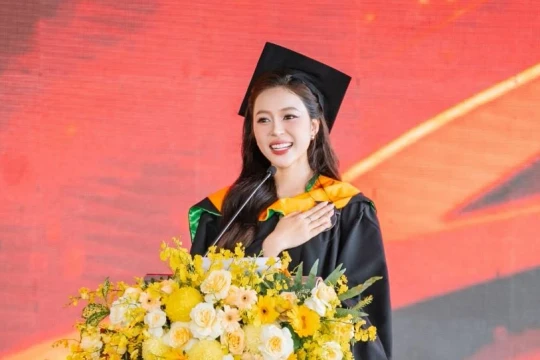 Hoa hậu Kiều Duy đạt loại giỏi, xúc động phát biểu trong lễ tốt nghiệp