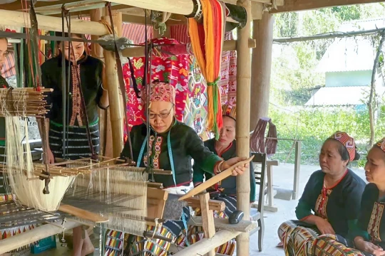 Thổ cẩm dệt nên 'cuộc sống mới' cho người dân miền Tây xứ Nghệ