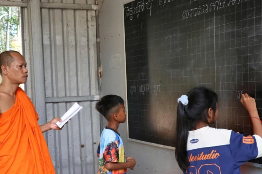 Những lớp học miễn phí tiếng Khmer dưới mái chùa