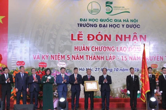 Trường Đại học Y Dược - ĐHQG Hà Nội đón nhận Huân chương Lao động hạng Ba