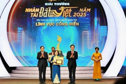 Nhà giáo nhân dân và học sinh được vinh danh tại Nhân tài Đất Việt 2025
