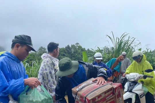 Trường học Đà Nẵng tiếp ứng lương thực cho người dân vùng sạt lở Trường học Đà Nẵng tiếp ứng lương thực cho người dân vùng sạt lở