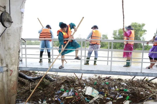 Đà Nẵng huy động Quân đội vớt rác ứ đọng ngăn nguy cơ vỡ đập tràn