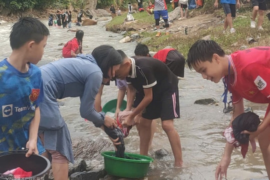 Hàng trăm học sinh phải ra suối tắm giặt vì thiếu nước
