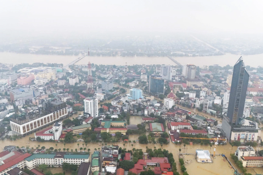Hàng trăm nghìn học sinh miền Trung có thể nghỉ học dài ngày vì mưa lũ