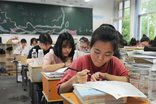 Trung Quốc thí điểm bỏ thi vào THPT