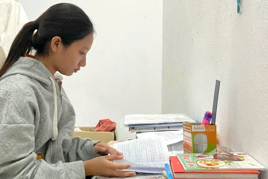 Nữ sinh 'gác' giấc mơ đại học để chăm lo cho gia đình