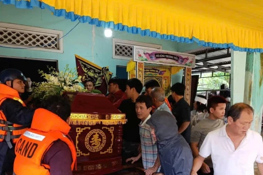 Vượt lũ sâu, Bộ đội và Công an Đà Nẵng giúp dân an táng người thân