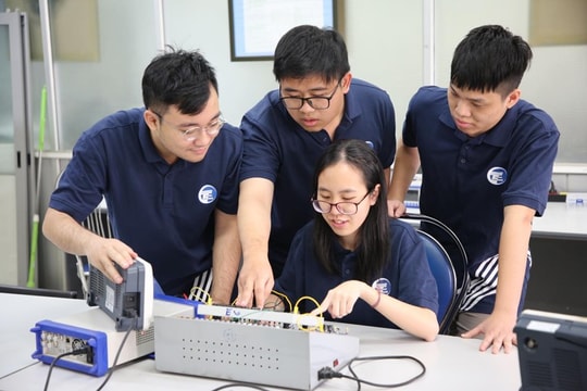 Trường Đại học Công nghệ (ĐHQGHN) dự kiến bỏ xét tổ hợp D01, B00 Trường Đại học Công nghệ (ĐHQGHN) dự kiến bỏ xét tổ hợp D01, B00