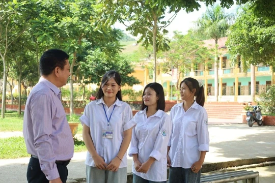 Giáo viên vùng cao nỗ lực đổi mới giúp học sinh vững bước