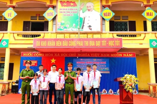 Trường học ở Phú Thọ đẩy mạnh giáo dục pháp luật an toàn giao thông cho học sinh