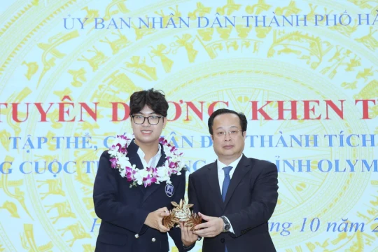 Hà Nội khen thưởng quán quân Đường lên đỉnh Olympia năm thứ 25