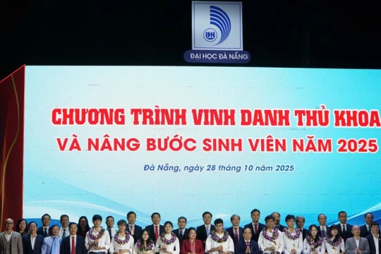 Đại học Đà Nẵng vinh danh thủ khoa và trao học bổng Nâng bước sinh viên năm 2025