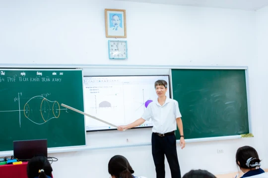 Từ bảng đen phấn trắng đến lớp học thông minh nhờ công nghệ