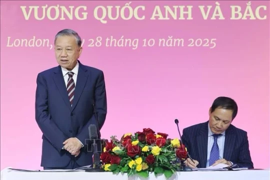 Tổng Bí thư gặp gỡ cộng đồng người Việt Nam tại Anh