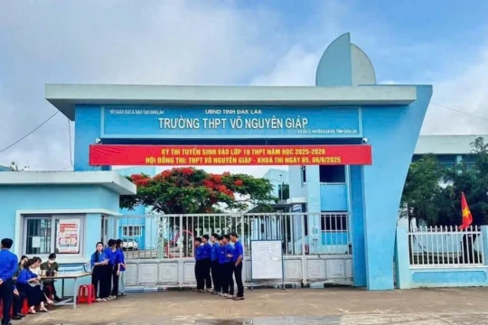 Đề nghị buộc thôi việc thầy giáo hành hung Bí thư Đoàn trường